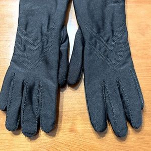 Woman’s black gloves, OS,